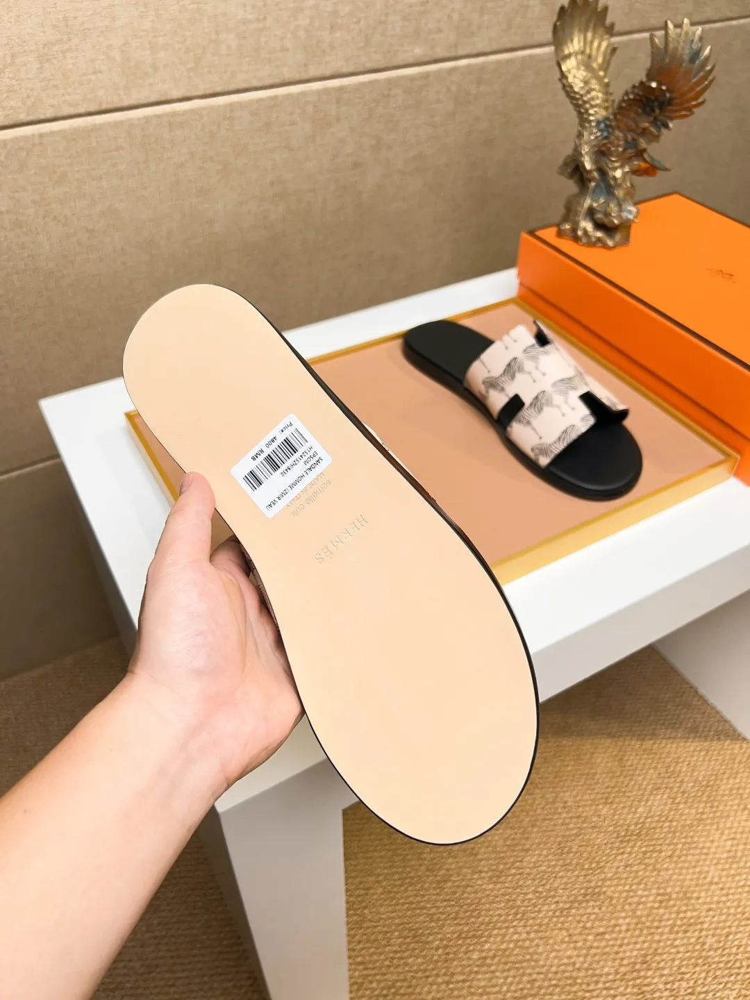Men's clothing and shoes 💰280 💅💅💅 new arrival. Hermes Hermes official website latest counter synchronized new oran color leather H slippers, the original Paris version flew back to the original model and opened the mold to make it perfectly🍌The highest quality Sincerity, you can enter and leave the counter at will [Deyi] The upper is made of original customized  colored palm prints, crocodile print, ostrich print, colored cow leather, colored cow suede, 🤔 horse hair, 🥳 colored diamonds, 🥰 3D printing, and other genuine leather slippers, imported cow pattern foot pad lining, Italian  latest original genuine leather combination outsole Code number: 38-48 (customized at 46.47.48) Can be made into picture combination sole with genuine leather pattern and ordinary molded outsole